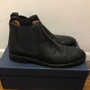 Black extra lightweight Chelsea boot
